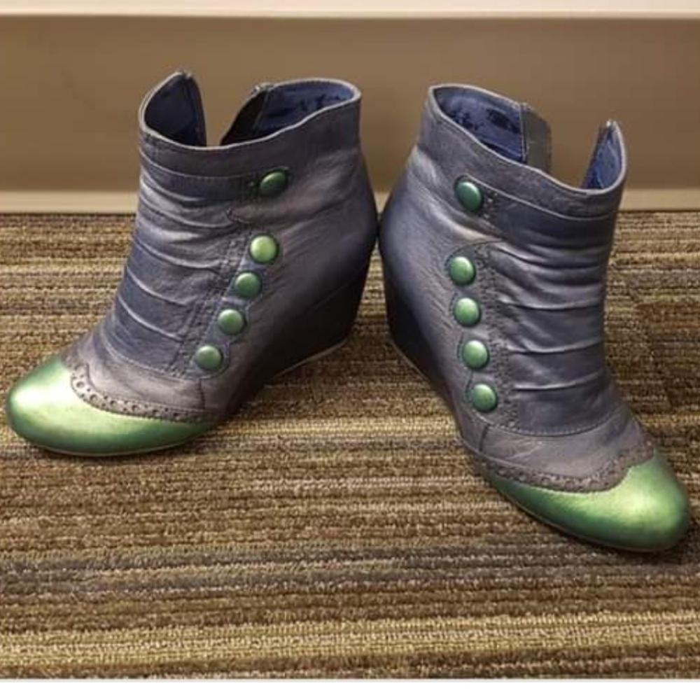 Miz Mooz Delphi ankle wedge bootie in size 7